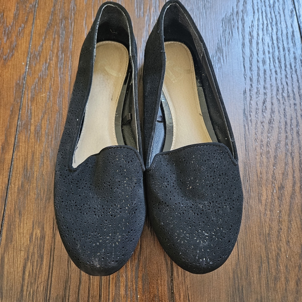 Women flat- black shoes- size 7- very good condition